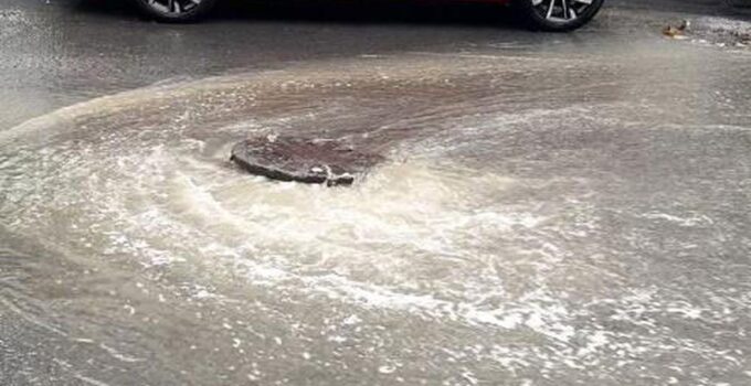 İstanbul’da sağanak nedeniyle rögarlar taştı, caddeler ve köprü altları göle döndü