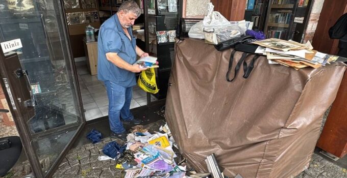İstanbul’da sağanak nedeniyle Üsküdar Sahaflar Çarşısı’nı su bastı