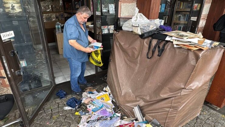 İstanbul’da sağanak nedeniyle Üsküdar Sahaflar Çarşısı’nı su bastı