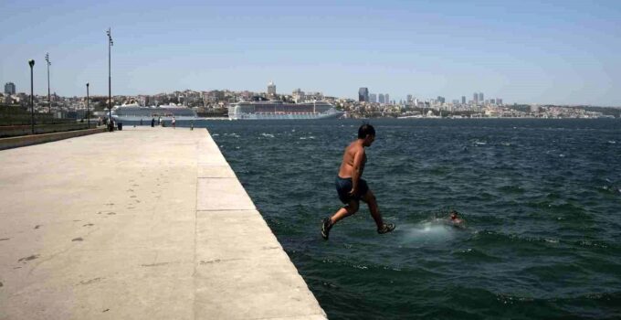 İstanbul’da sıcak hava bunalttı: Kimi denizde serinledi kimi gölgelik alanda dinlendi