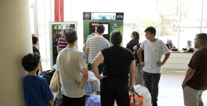 İstanbul’da ‘sıfır atık’ makinelerine vatandaşlardan yoğun ilgi