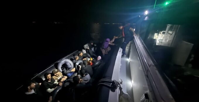 İzmir açıklarında 93 düzensiz göçmen yakalandı