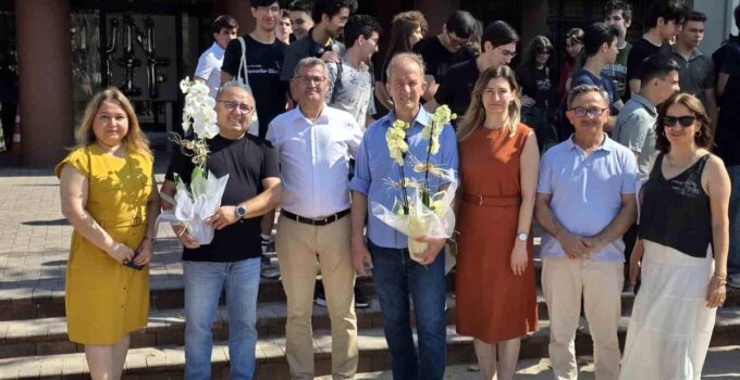 İzmir’de 34 yıllık öğretmene duygusal veda
