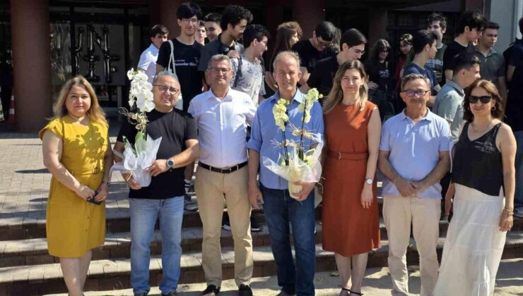İzmir’de 34 yıllık öğretmene duygusal veda