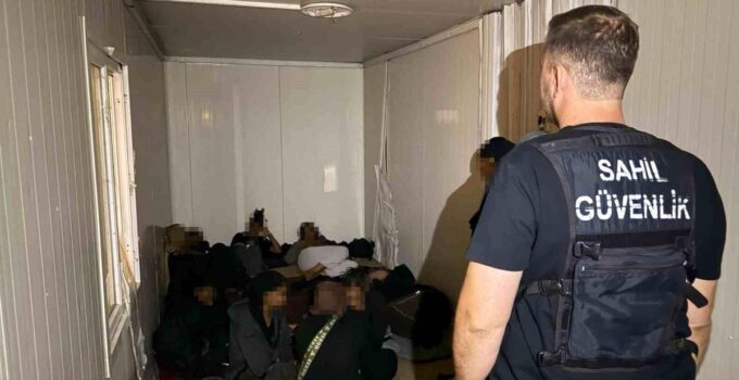 İzmir’de 54 düzensiz göçmen yakalandı