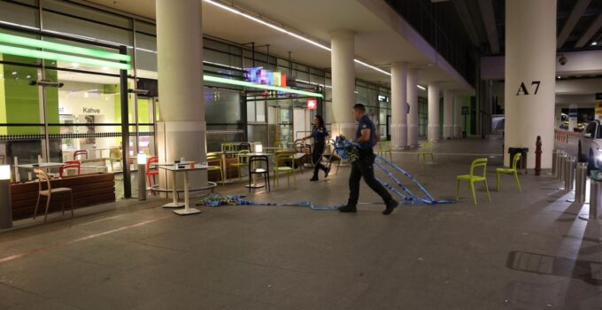 İzmir’de havalimanında polise bıçaklı saldırı; 4 yaralı