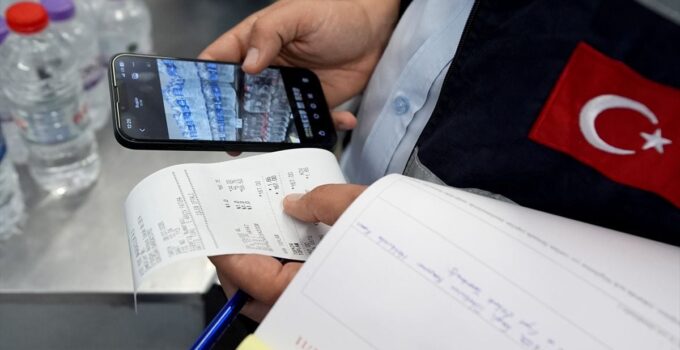 İzmir’de marketlerde su ve maden sularının fiyatları denetlendi