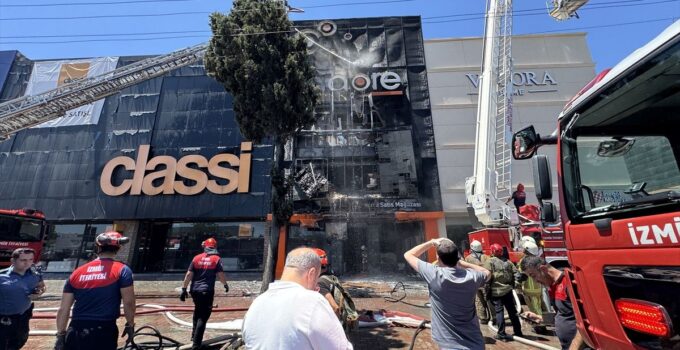 İzmir’de mobilya mağazasında çıkan yangın kontrol altına alındı