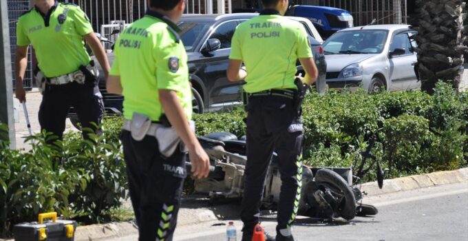 İzmir’de motosikletin iş makinesi yüklü kamyonla çarpışması kamerada