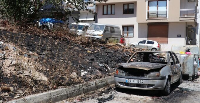 İzmir’de otluk alandan sıçrayan yangın 2 araçta hasar oluşturdu