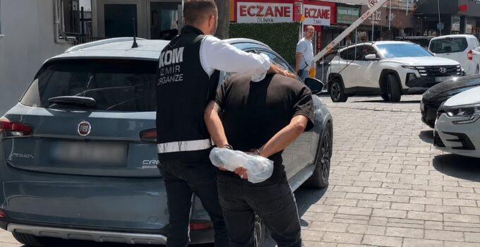 İzmir’de oto galeriyi kurşunlayan 2 şüpheli tutuklandı