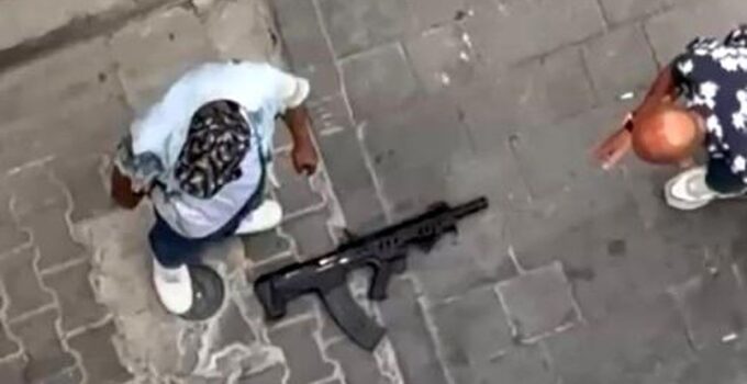 İzmir’de sokak ortasında tüfekle dehşet saçan şehir magandaları kıskıvrak yakalandı