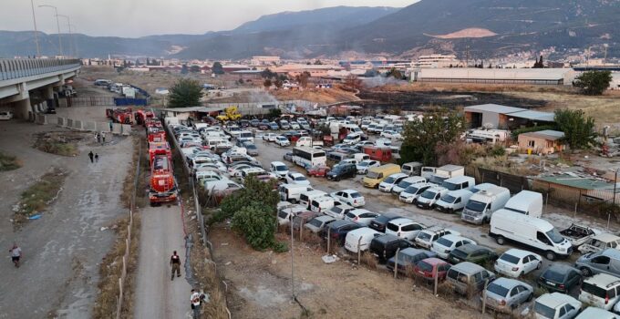İzmir’de yediemin otoparkında yangın: 50 motosiklet ve 12 araç yandı