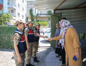 Jandarma astsubaylar aile içi şiddete karşı kırsalda kadın ve erkekleri bilinçlendiriyor