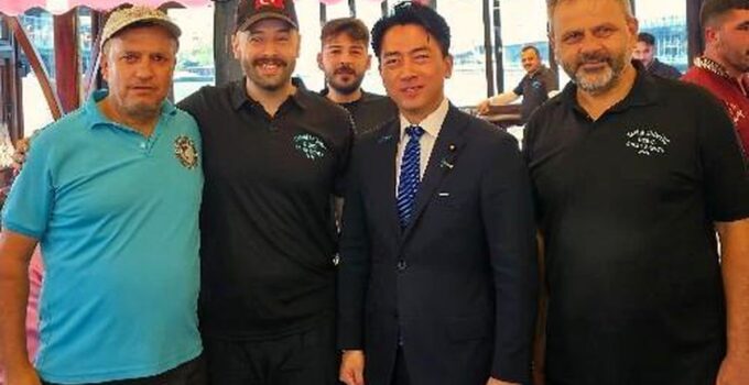 Japonya Savunma Bakan Koizumi Eminönü’nde balık ekmek yedi