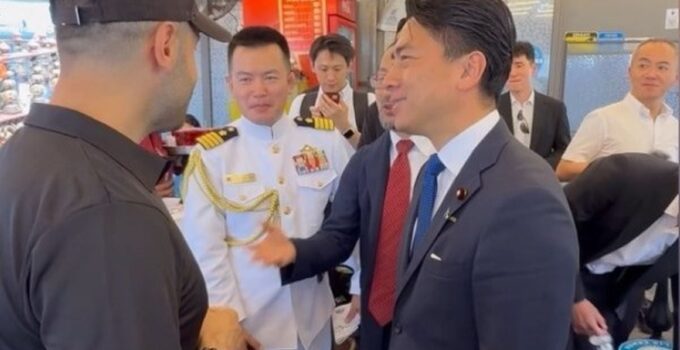 Japonya Savunma Bakanı Shinjiro Koizumi, NATO Zirvesi’nin ardından Eminönü’nde balık ekmek yedi