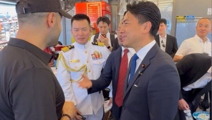 Japonya Savunma Bakanı Shinjiro Koizumi, NATO Zirvesi’nin ardından Eminönü’nde balık ekmek yedi