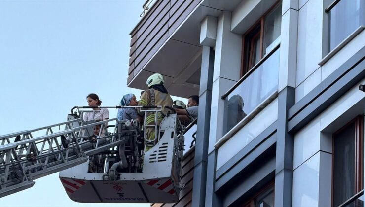 Kağıthane’de bir apartmanda çıkan yangında 4 kişi dumandan etkilendi