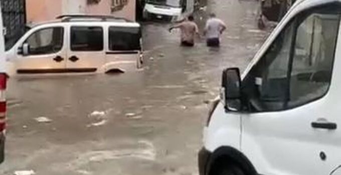 Kağıthane’de sağanak; ev ve iş yerlerini su bastı, araçlar sular altında kaldı / Yeni ek görüntüler