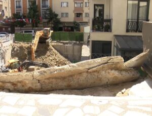 Kağıthane’de iş makinesi yan binanın balkonunu yıktı: Ev sahibi ‘Deprem oluyor zannettik’
