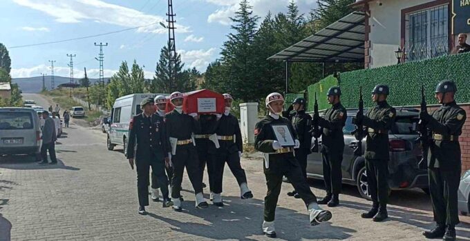 Kalp krizi sonucu hayatını kaybeden emekli asker, son yolculuğuna uğurlandı