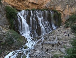 Kapuzbaşı Şelaleleri’ndeki asırlık değirmen ziyaretçilerin fotoğraflarını renklendiriyor