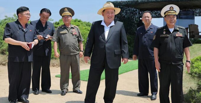 Kim, 5 bin tonluk destroyerdeki silahların testini izledi