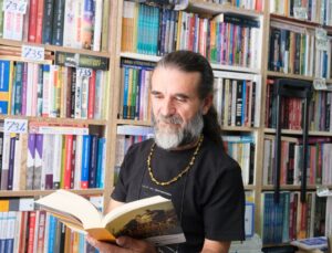 Kitap sevgisini 53 bin eserlik sahaf dükkanına taşıdı