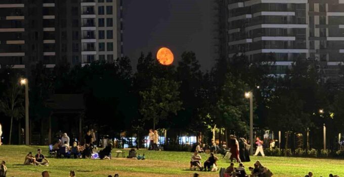 Kızıl renge bürünen ay Başakşehir Millet Bahçesi’nde hayran bıraktı