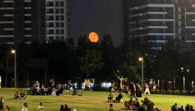 Kızıl renge bürünen ay Başakşehir Millet Bahçesi’nde hayran bıraktı