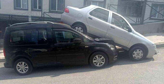 Küçükçekmece’de akıl almaz kaza: Dik rampayı çıkmaya çalışırken kayan otomobil hafif ticari aracın üzerine çıktı