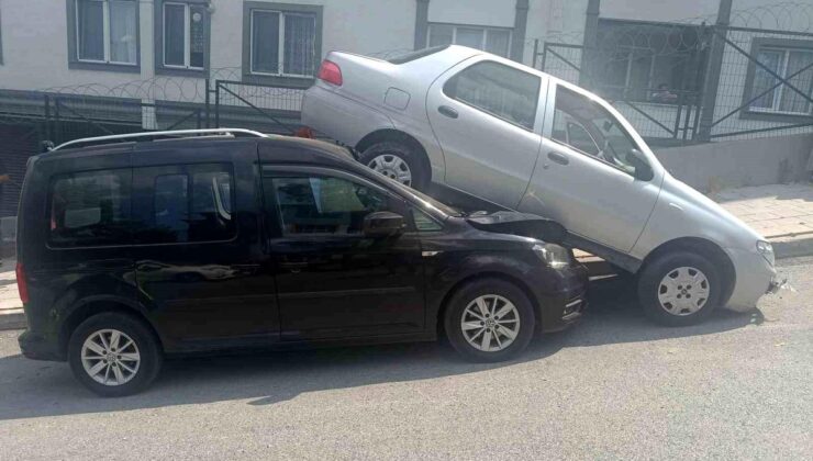 Küçükçekmece’de akıl almaz kaza: Dik rampayı çıkmaya çalışırken kayan otomobil hafif ticari aracın üzerine çıktı