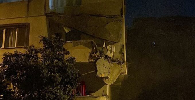 Küçükçekmece’de balkonlarında çökme meydana gelen 5 katlı apartman boşaltıldı