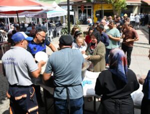 Lapseki’de Belediye Geleneksel Hayır Yemeğinde Vatandaşları Bir Araya Getirdi