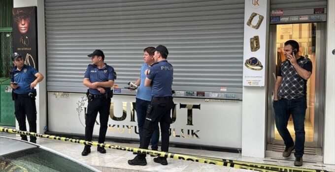Maltepe’de kuyumcu dükkanı silahlı ve maskeli 2 kişi tarafından soyuldu