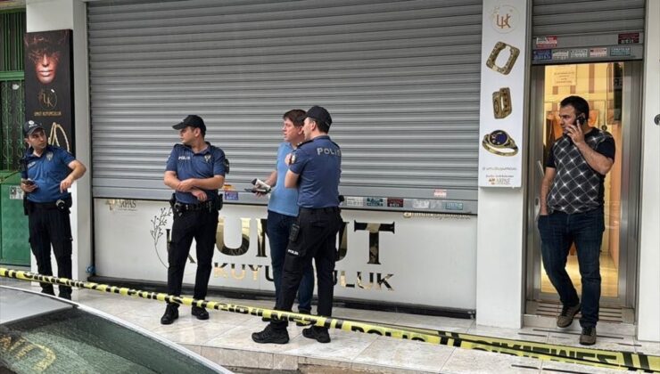 Maltepe’de kuyumcu dükkanı silahlı ve maskeli 2 kişi tarafından soyuldu