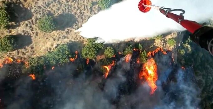 Menemen’deki yangına havadan 6 uçakla müdahale