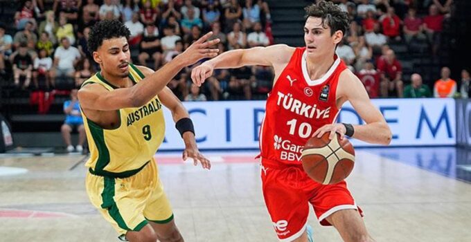 Milli basketbolcu Ömer Kutluay, 17 yaşında Türk basketbol tarihine geçti