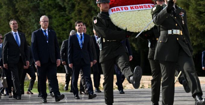 NATO heyeti Anıtkabiri ziyaret etti