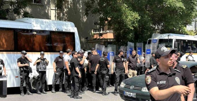 NATO karşıtı eylem yapan gruba gözaltı