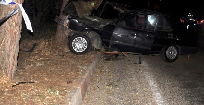 Ödemiş’te ağaca çarpan otomobildeki iki kişi yaralandı