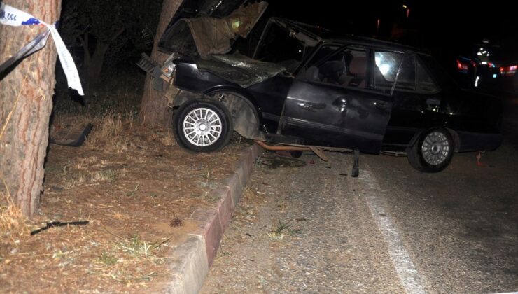 Ödemiş’te ağaca çarpan otomobildeki iki kişi yaralandı