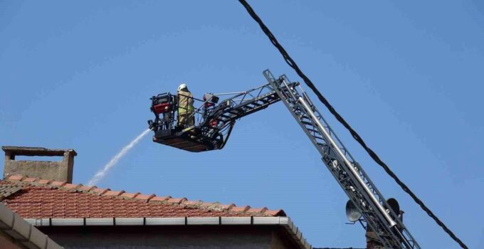 Pendik’te çatı katında çıkan yangın paniğe neden oldu: 1 hafif yaralı