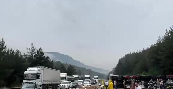 Pozantı-Adana istikameti tır devrilmesi nedeniyle trafiğe kapandı