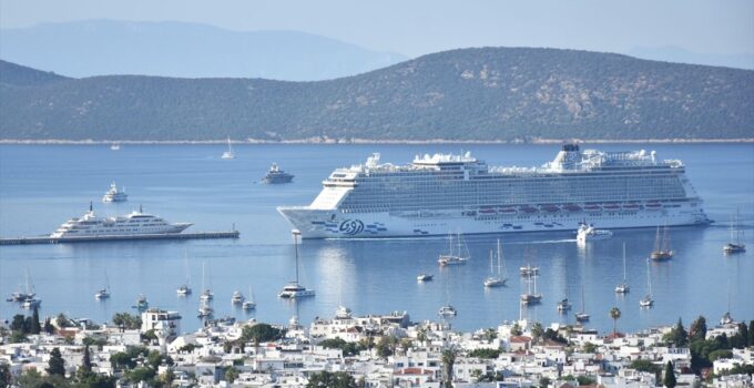 "Aroya" kruvaziyeri Bodrum’a 1532 turist getirdi