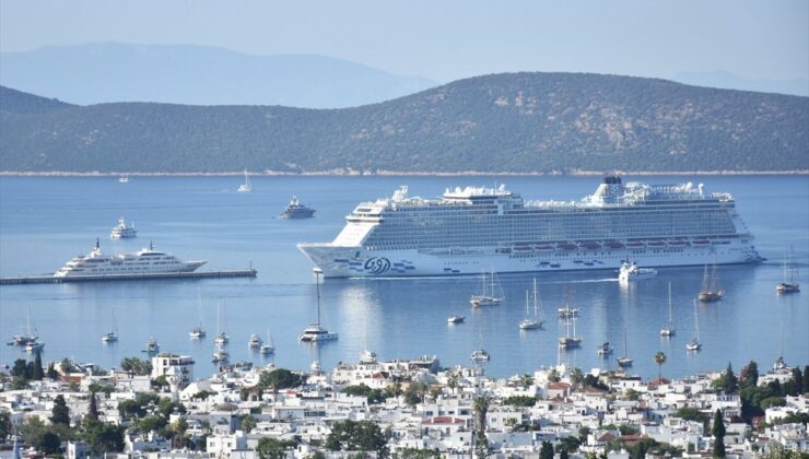 "Aroya" kruvaziyeri Bodrum’a 1532 turist getirdi