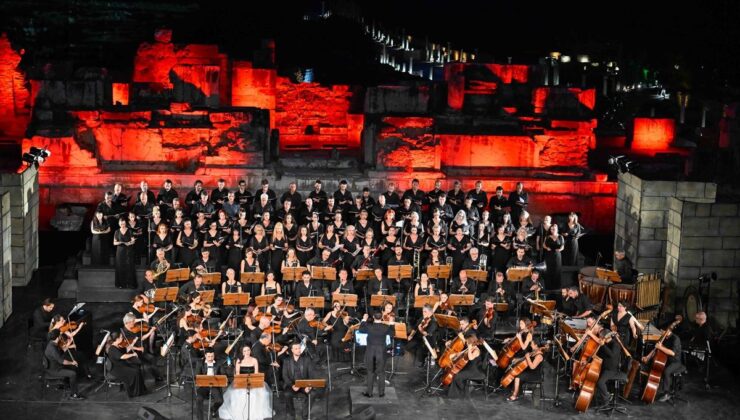 "Carmina Burana" kantatı Efes Opera ve Bale Festivali’nde sanatseverlerle buluştu