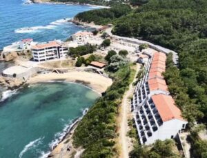 Riva’da talan edilen, bir dönem Milli Takım’ın da kamp yaptığı 186 odalı otel yıkılıyor