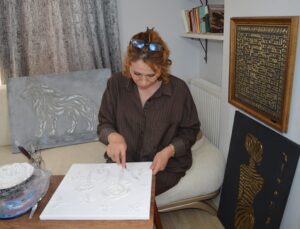 Rölyef sanatı kanserle mücadele eden üç çocuk annesine motivasyon sağlıyor