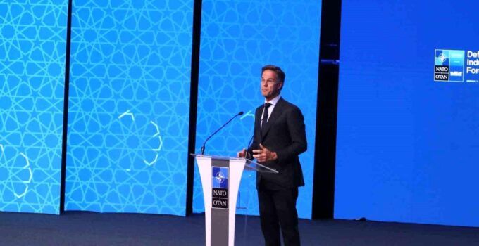 Rutte: Rusya bütçesinin yarısını savaşa harcıyor